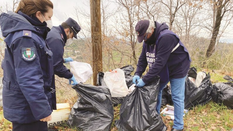 Scarica i rifiuti e ci lascia la firma, multato nel Cosentino