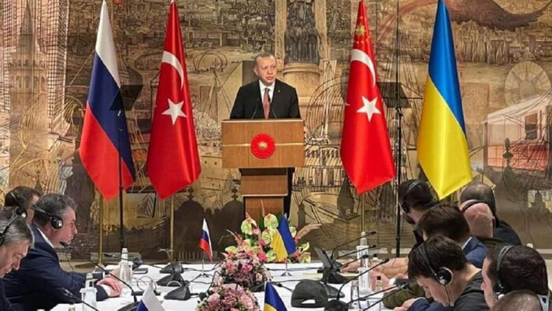 Guerra Russia-Ucraina, riprendono i negoziati in Turchia. Erdogan: «Pace giusta non avrà perdente»