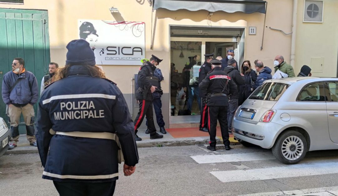 Il negozio da parrucchiera dove è avvenuto il femminicidio