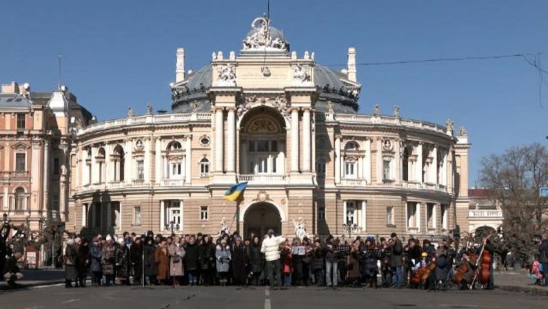 VIDEO - Ucraina, l'Opera di Odessa canta il Va' Pensiero in piazza