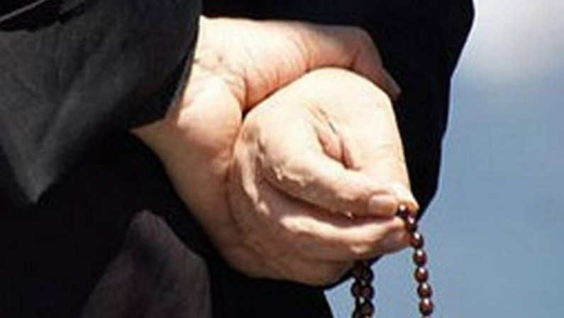 Prostituzione minorile, parroco del Crotonese condannato a tre anni