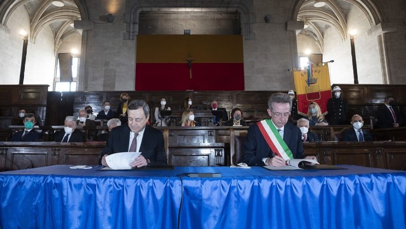 Draghi a Napoli: «Divari insopportabili, col Pnrr completiamo la linea Salerno-Reggio» - VIDEO