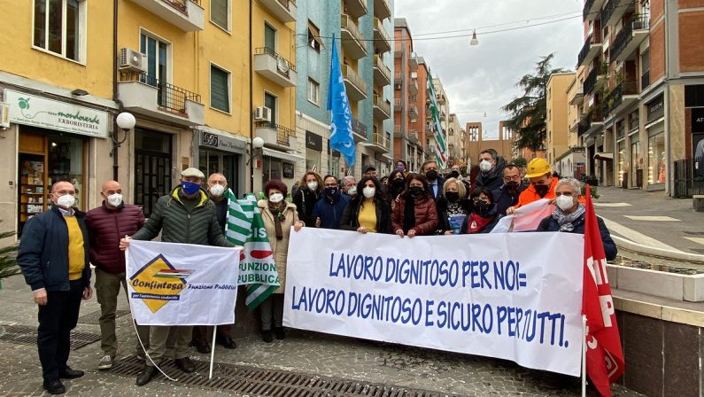 Cosenza, dipendenti Anpal e Ispettorato del lavoro scendono in piazza - VIDEO