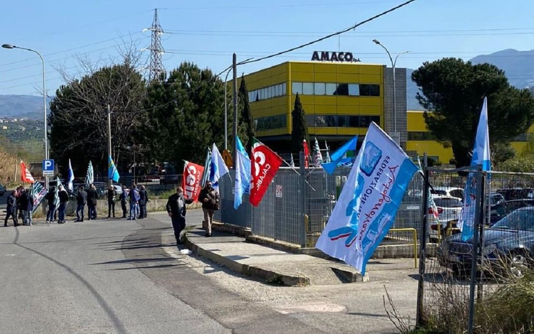 La protesta davanti al deposito aziendale Amaco in contrada Torrevecchia a Cosenza