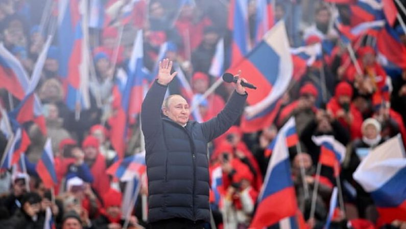 Putin veste "italiano": lo show nello stadio di Mosca col parka da 12mila euro