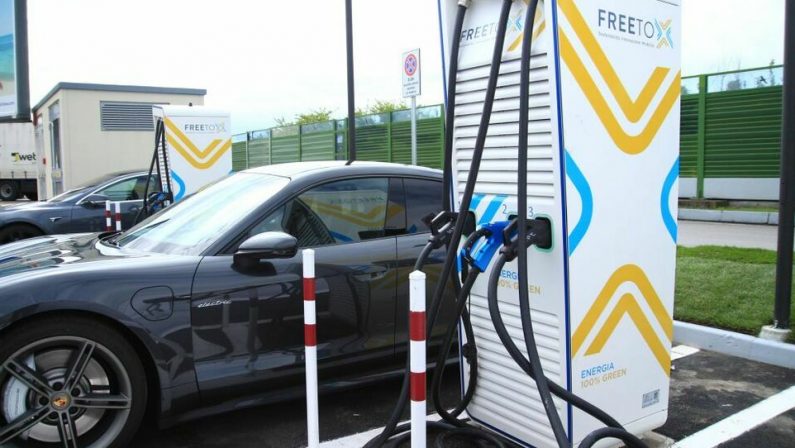 Ricarica in autostrada per le auto elettriche, partono i lavori nel Sud Italia