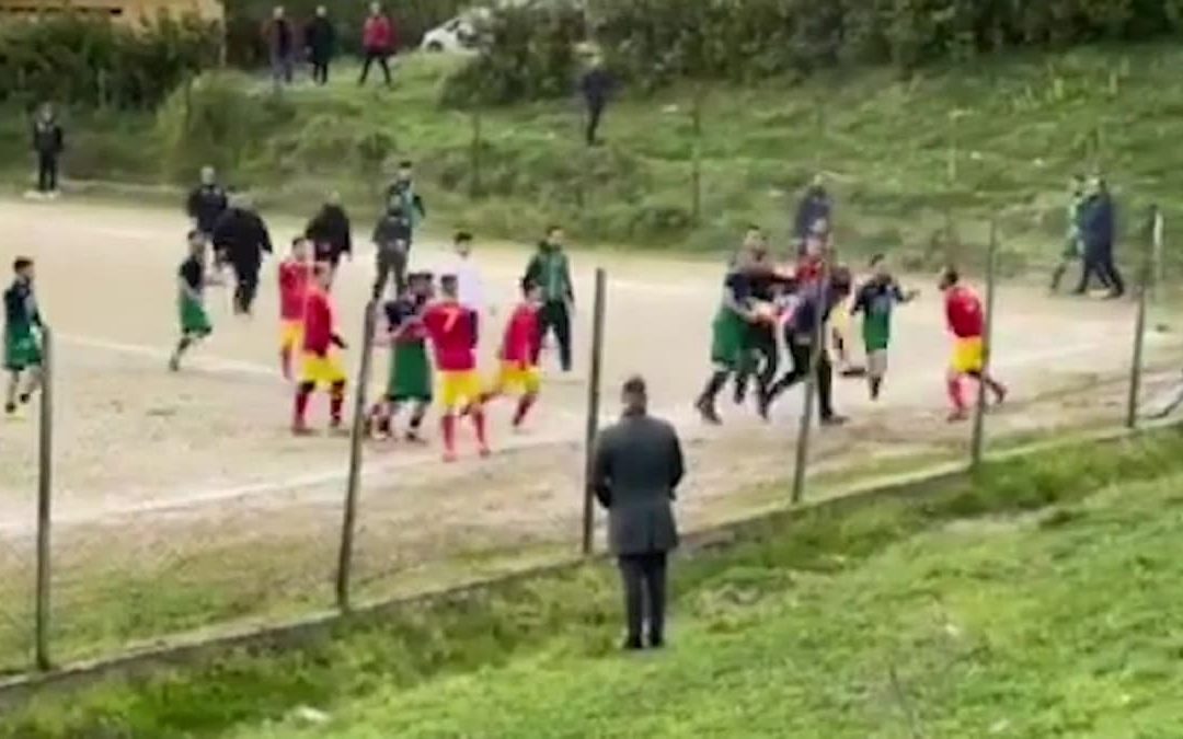 Terza categoria, rissa nel derby Cropani-Petronà – VIDEO