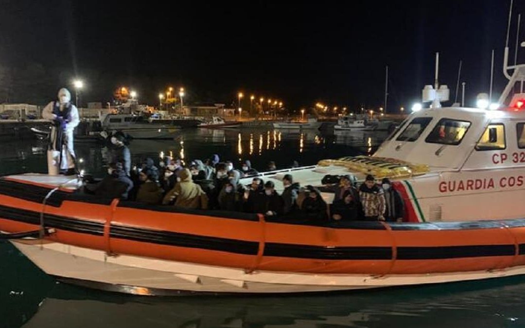 Uno sbarco di migranti a Roccella Jonica
