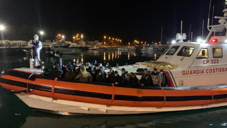 Nuovo sbarco di migranti a Roccella, un centinaio giunti nella notte