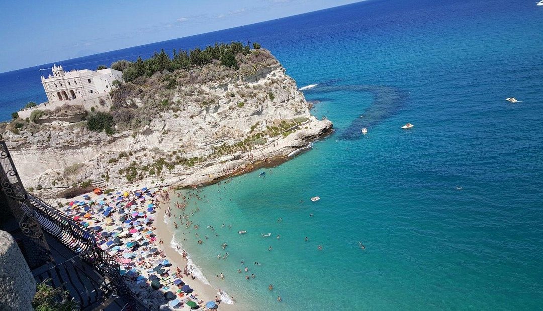 La spiaggia di Tropea, una delle mete turistiche più ambite della Calabria