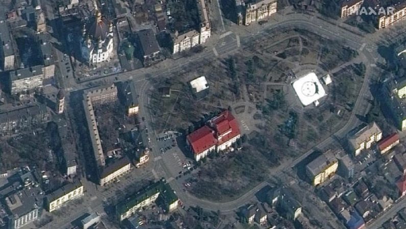 Ucraina, bombardato il teatro di Mariupol nonostante le maxi scritte "bambini"