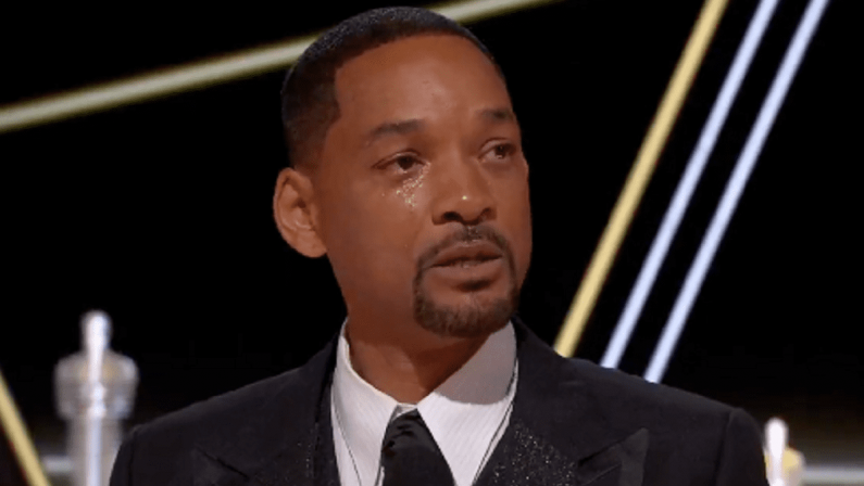 Will Smith torna sul pugno agli Oscar: «Inaccettabile». Academy valuta sanzioni