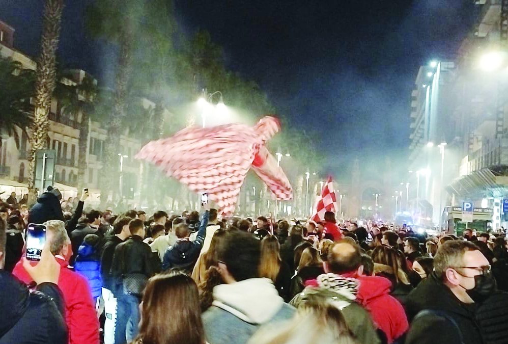 Tifosi in strada a Bari