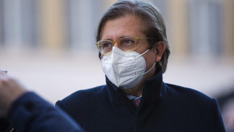 Covid, Sileri “Da maggio spostiamo mascherina dalla faccia alla tasca”