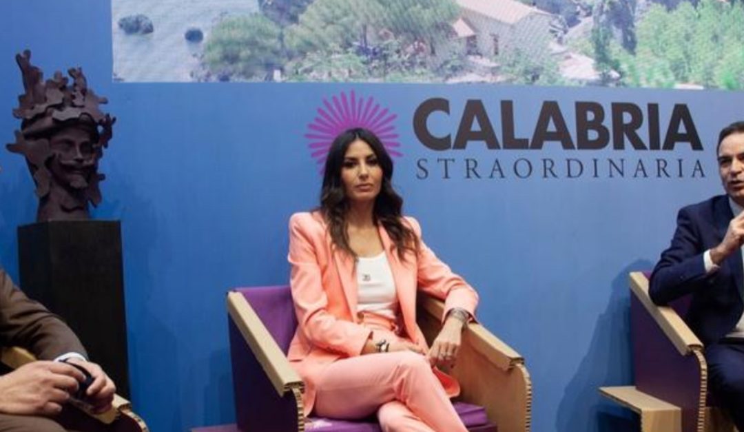 L'assessore Fausto Orsomarso, Elisabetta Gregoraci e il presidente Roberto Occhiuto presentano Calabria straordinaria
