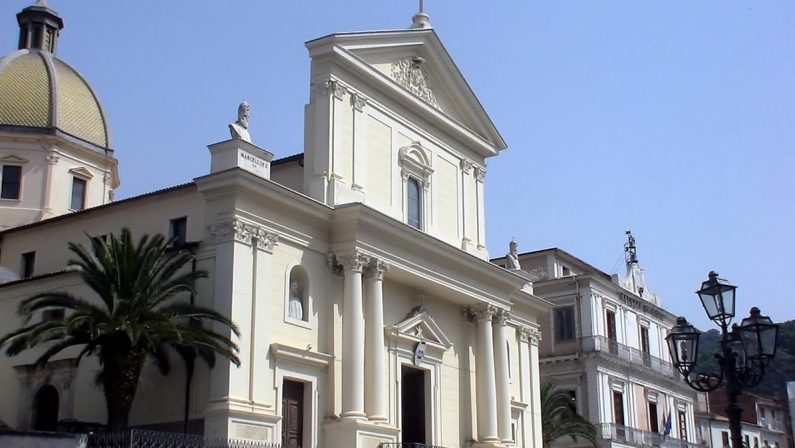 Messa solenne per i defunti di Casa Savoia, è polemica a Lamezia Terme