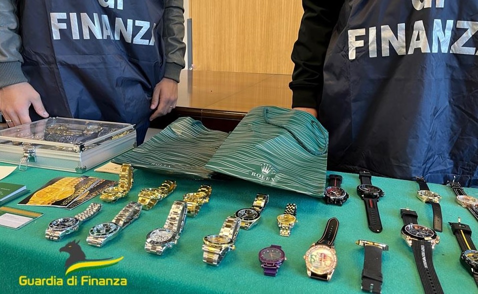 Gli orologi sequestrati nell'operazione