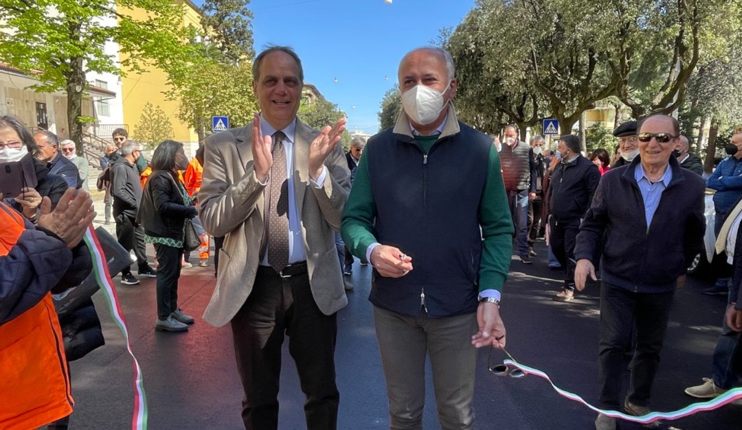 L'assessore Damiano Covelli e il sindaco Franz Caruso tagliano il nastro per la riapertura totale al traffico veicolare su via Roma