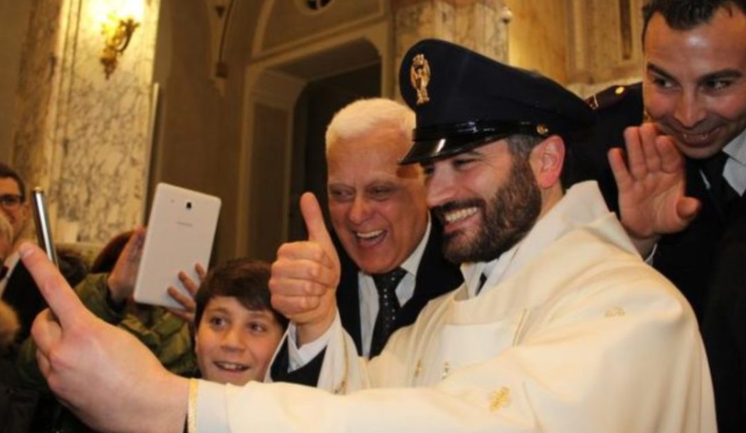 Don Ernesto scherza con i suoi ex colleghi