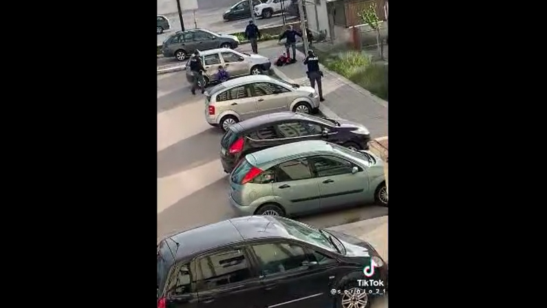 Foggia, poliziotto dà un calcio in faccia a un 23enne, il video su Tik Tok