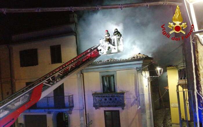 Incendio in un'abitazione nel Vibonese, danni allo stabile