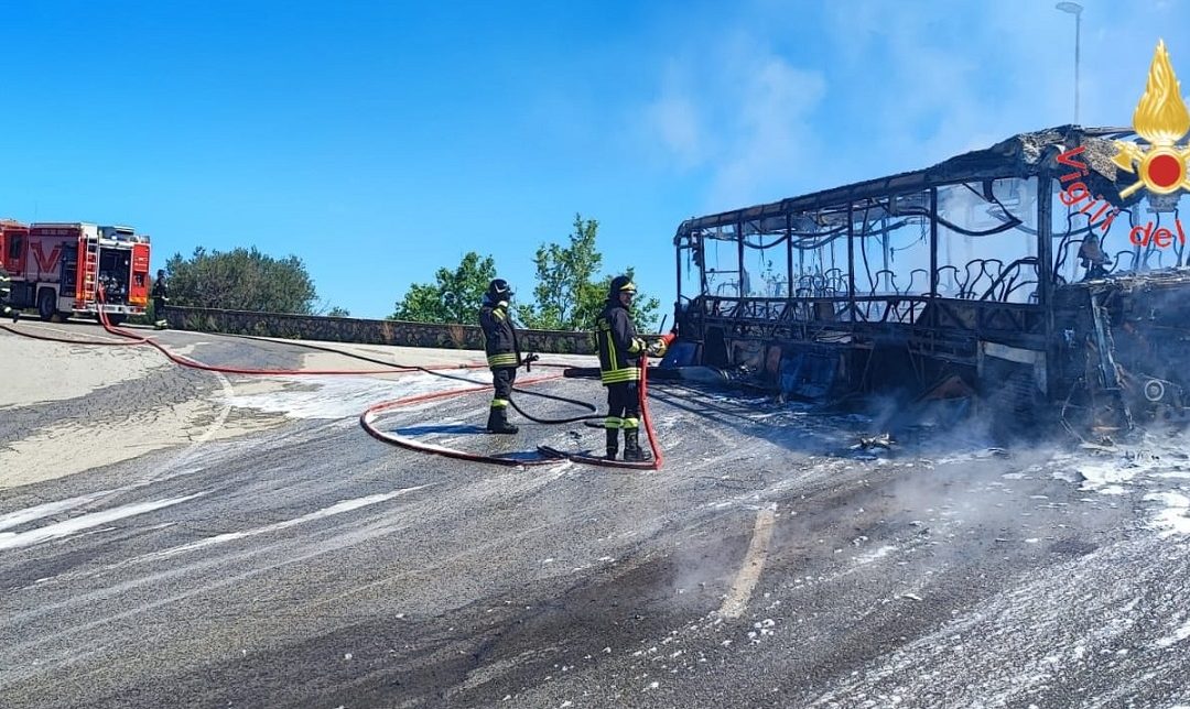 L'autobus distrutto dall'incendio