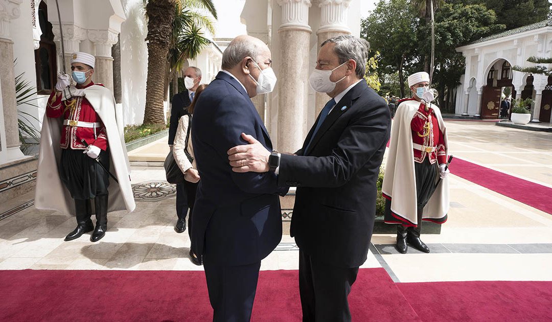 Il Presidente del Consiglio, Mario Draghi, è accolto dal Presidente della Repubblica algerina democratica e popolare, Abdelmadjid Tebboune, al Palazzo “El Mouradia”