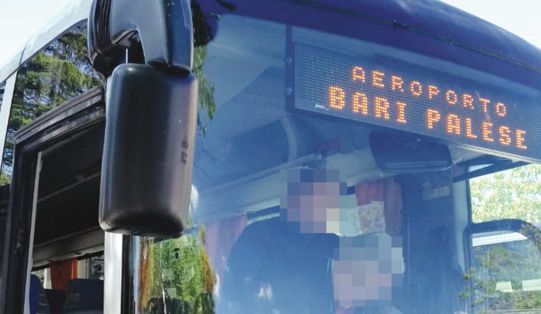 Un bus navetta per l'aeroporto di Bari Palese