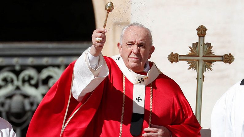 Le esitazioni del Papa in Piazza San Pietro: Francesco non cita mai né Vladimir né la Russia