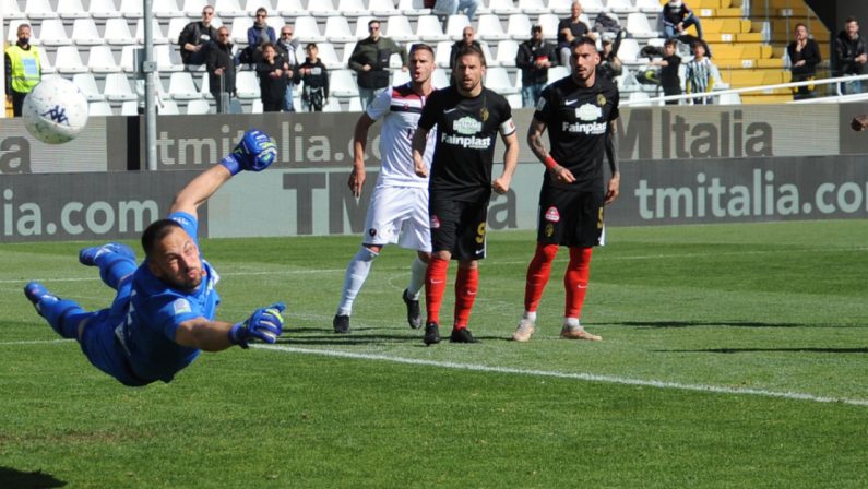 Reggina, il cuore non basta: l'Ascoli vince 2-0
