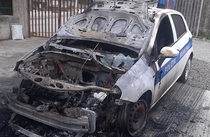 Bruciata l'auto dei vigili urbani, grave intimidazione nel Reggino