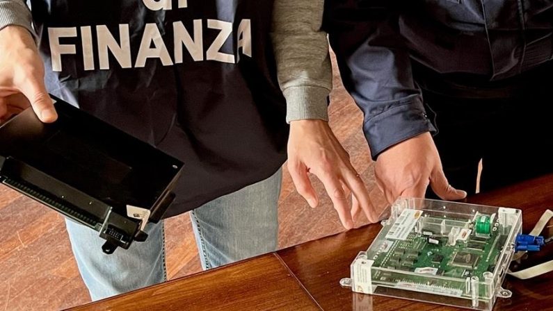 Schede clonate ai videopoker, sequestrati 32 apparecchi da gioco nel Cosentino