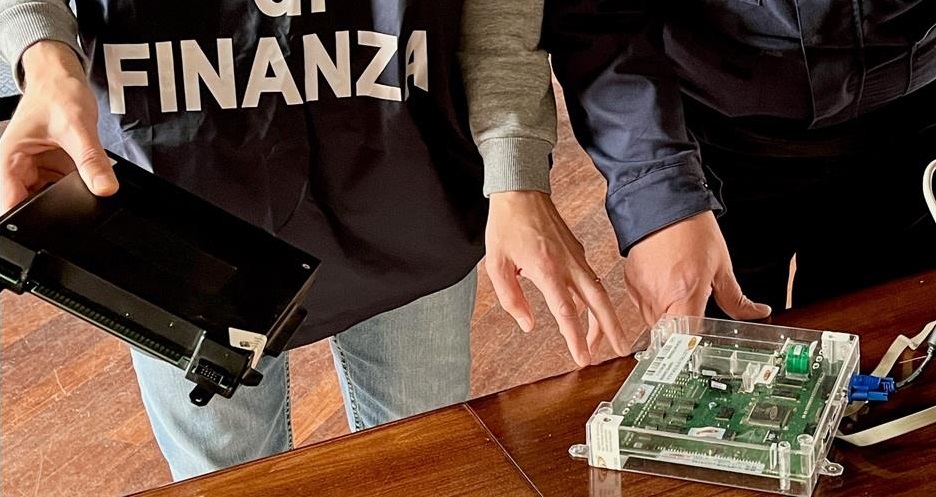 Il sequestro delle schede truccate