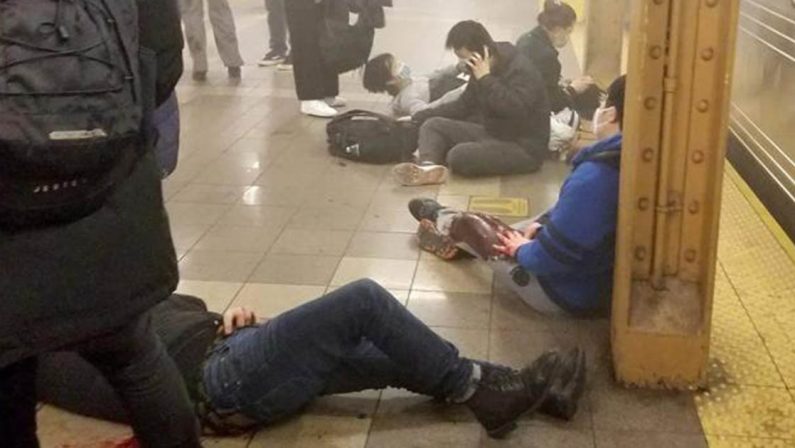 Sparatoria nella metropolitana a New York, numerosi feriti