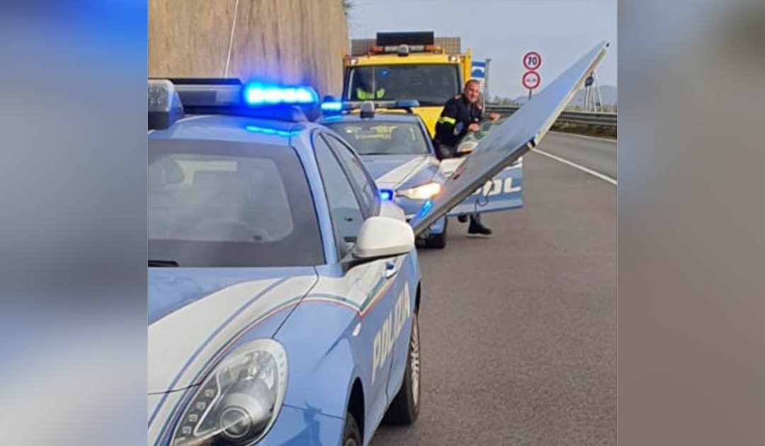 Lo sportellone conficcato nell'auto