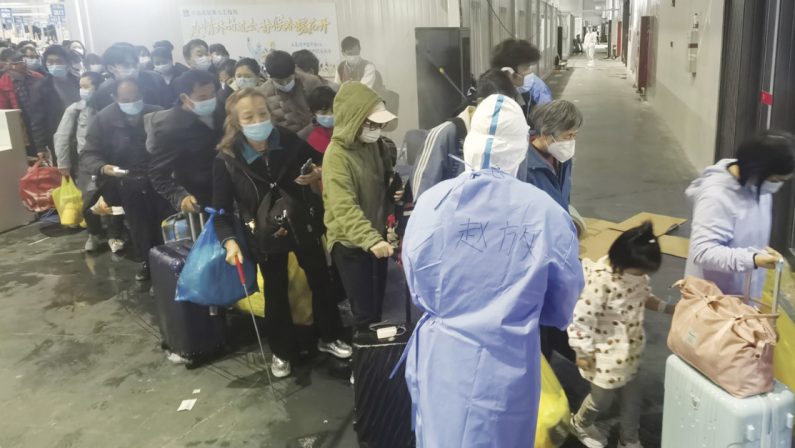 La pandemia cinese fa tremare il mondo: la sindrome da cigno nero colpisce i mercati