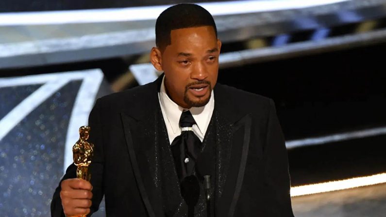 Follia agli Oscar, ora Will Smith si dimette dall'Academy
