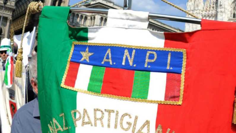 Non basta essere antifascisti, meglio appartenere ai centri sociali