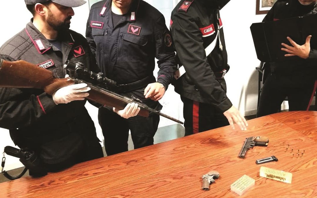 Le armi rinvenute all’epoca dai carabinieri durante una perquisizione