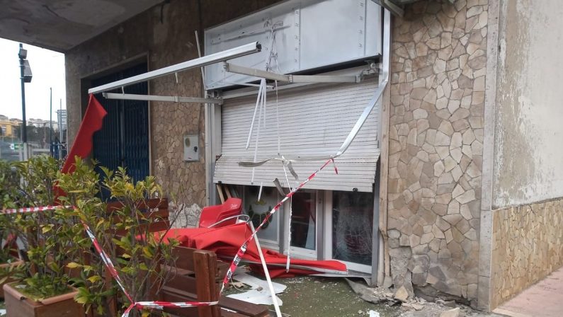 La guerra fra clan dietro la bomba al bar di Potenza: due arresti