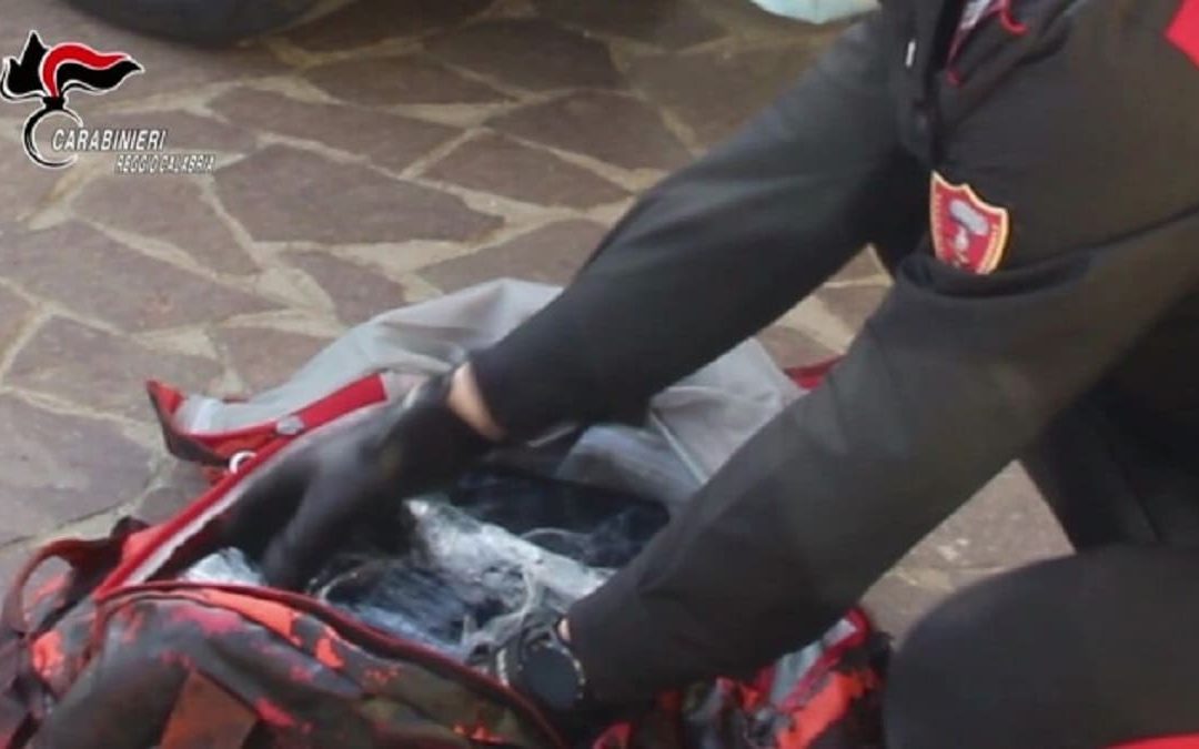 Uno dei borsoni sequestrati dai carabinieri