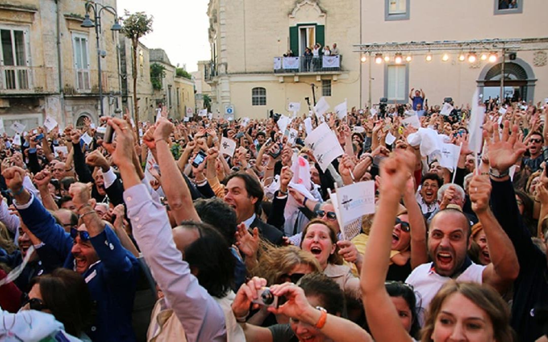 L'esultanza dei materani dopo la notizia della designazione della città come capitale della cultura per il 2019