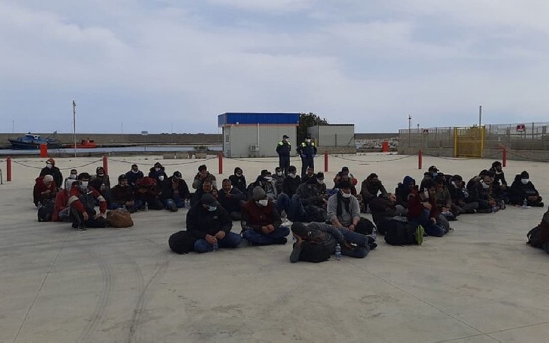 I migranti nel porto di Roccella Jonica