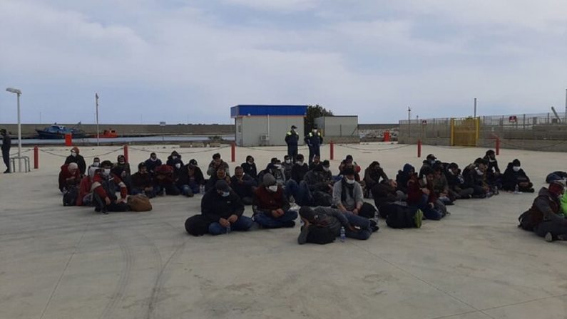 <p>Migranti, 180 persone sbarcano a Roccella Jonica</p>