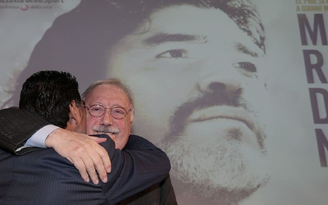 Diego Armando Maradona (di spalle) abbraccia Gianni Minà