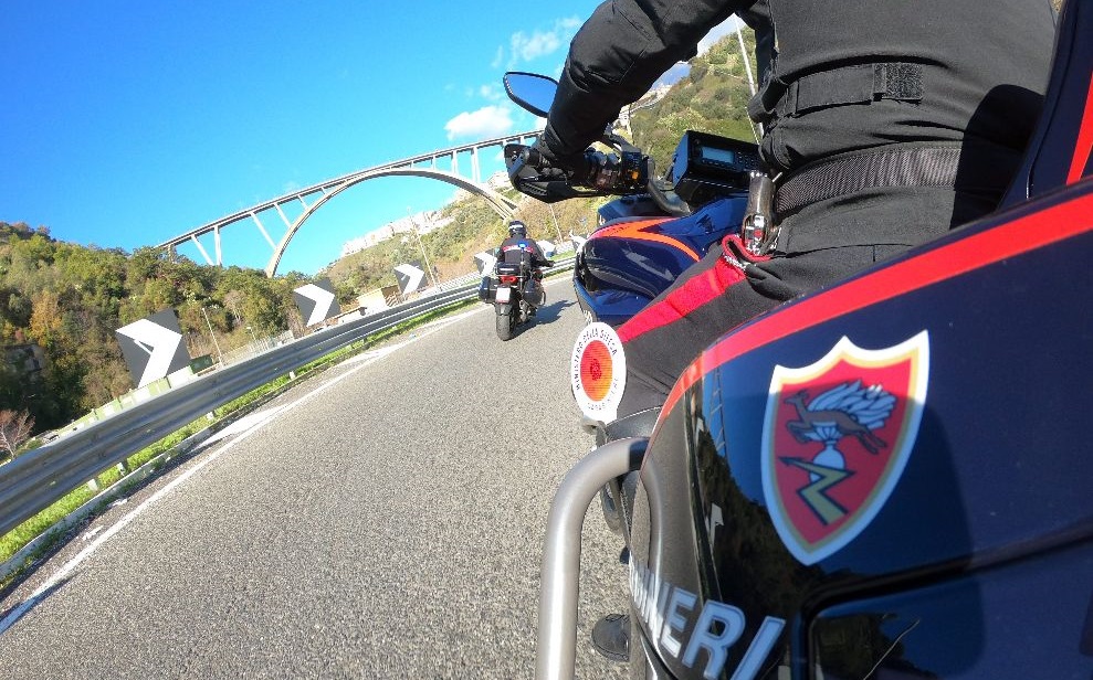 Minaccia un uomo e si fa consegnare del denaro, arrestato per estorsione a Catanzaro