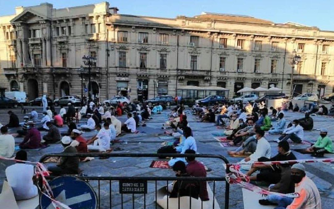 Musulmani in preghiera a Catanzaro durante la festa islamica dell'Eid al Adha nel 2021