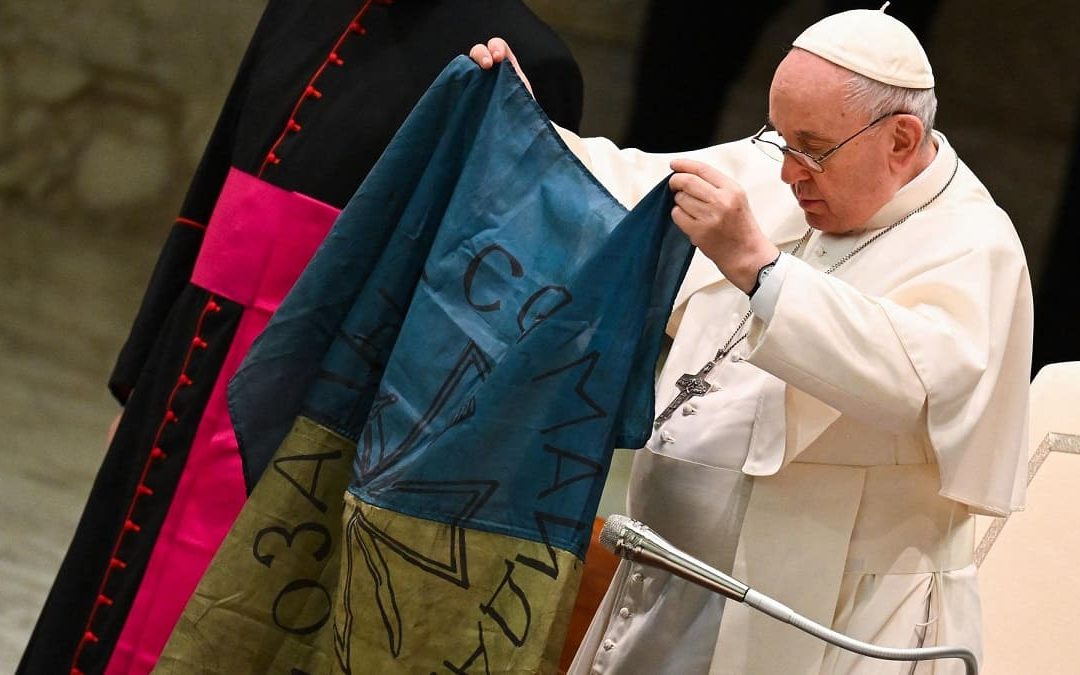 Papa Francesco con la bandiera dell'Ucraina