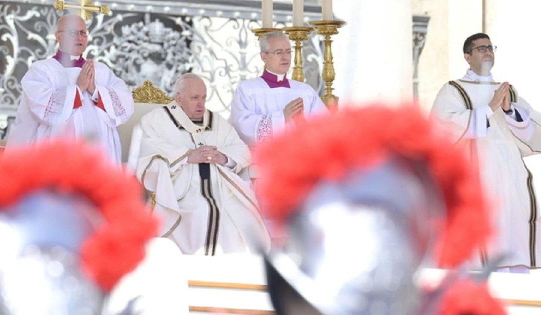 La Messa di Pasqua presieduta da Papa Francesco a Piazza San Pietro