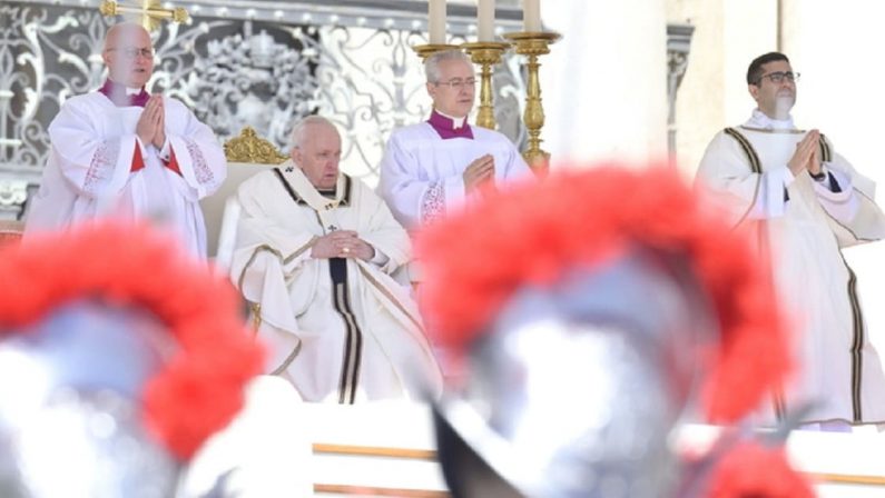 Bergoglio non condanna Putin, vince la linea moderata del Vaticano
